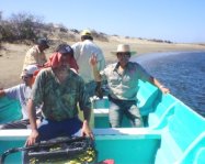Desembarcando en una isla en busqueda de tesoros de piratas