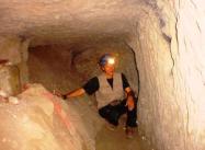 buscador de tesoros explorando un tunel