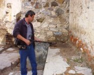 Buscador de tesoros con detector de metales de disco o plato