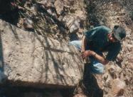 Leyendo en una roca incripciones