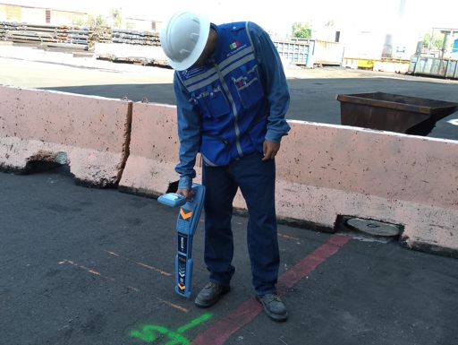 Operando detector de tuberías y cables Radiodetection en fabrica